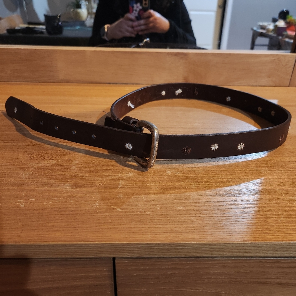 Leather belt with flowers